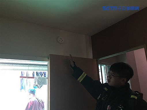 準備煮湯卻睡著，湯鍋乾燒冒白煙，屋主靠住警器逃過一劫